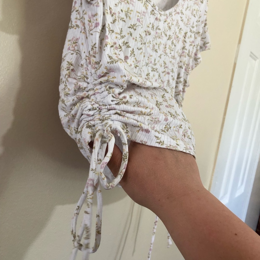 🔴Wild Fable floral Stretchy Crop  top. Scrunched sides short sleeves. Size XL. - Picture 11 of 14